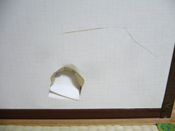 襖の穴